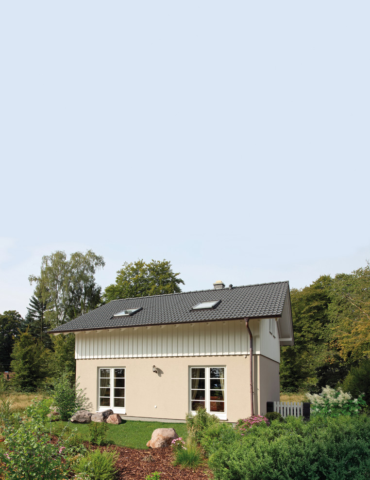 Zweistöckiges Country Einfamilienhaus mit Mix-Fassade, Satteldach und Ziegeldach in Sonstige