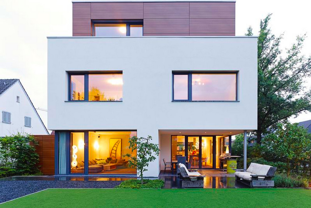 Пример оригинального дизайна: трехэтажный, белый дом среднего размера в стиле модернизм с комбинированной облицовкой и плоской крышей