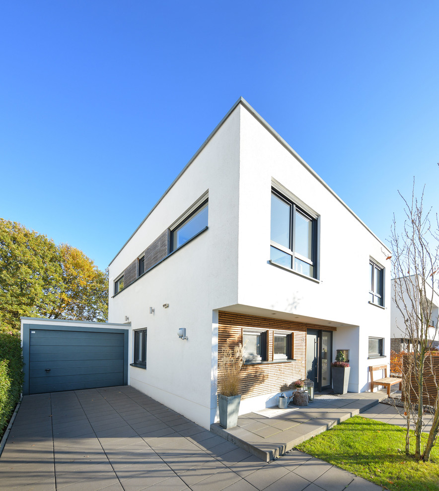 Mittelgroßes, Zweistöckiges, Weißes Modernes Einfamilienhaus mit Flachdach in Sonstige