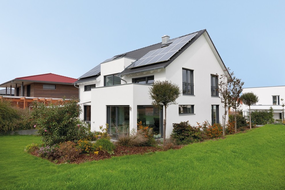 Großes, Zweistöckiges Modernes Einfamilienhaus mit Putzfassade, weißer Fassadenfarbe, Ziegeldach und Satteldach in Stuttgart
