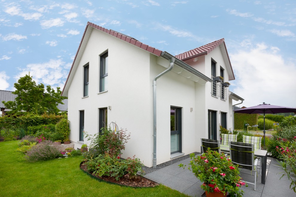 Mittelgroßes, Zweistöckiges Klassisches Einfamilienhaus mit Putzfassade, weißer Fassadenfarbe, Satteldach und Ziegeldach in Stuttgart