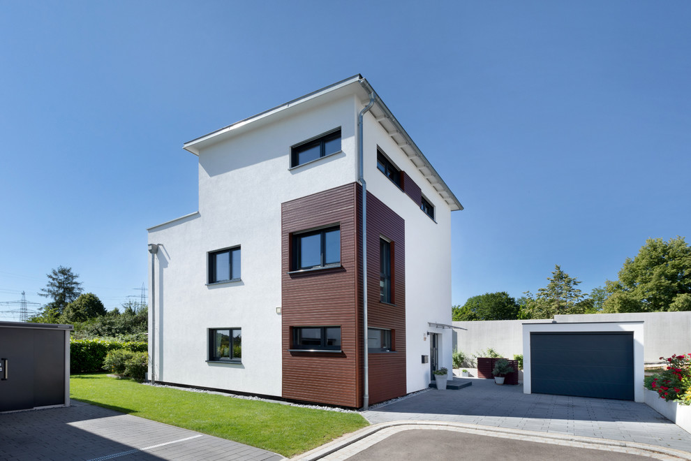 Großes, Dreistöckiges Modernes Haus mit Mix-Fassade, weißer Fassadenfarbe und Pultdach in Stuttgart
