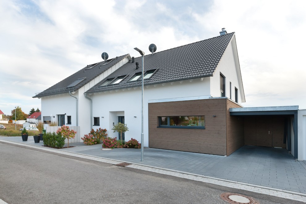 Geräumige, Zweistöckige Moderne Doppelhaushälfte mit Mix-Fassade, weißer Fassadenfarbe, Satteldach und Ziegeldach in Stuttgart