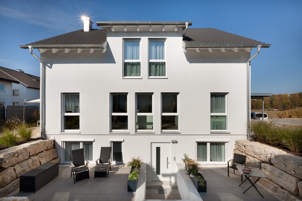 Geräumiges, Dreistöckiges Modernes Einfamilienhaus mit Putzfassade, weißer Fassadenfarbe, Satteldach und Ziegeldach in Stuttgart