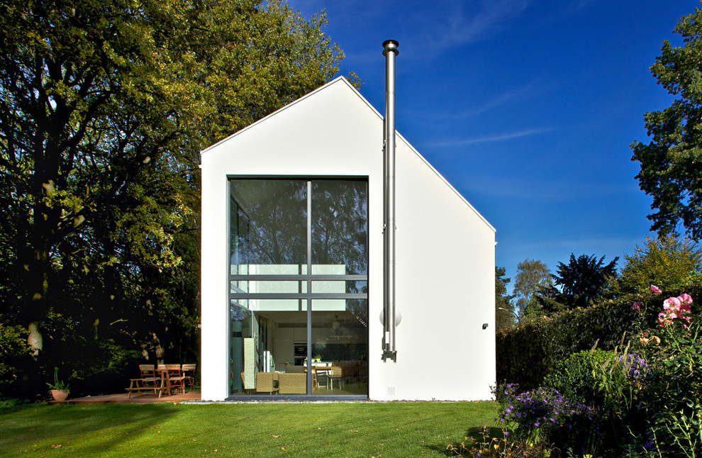 Mittelgroßes, Zweistöckiges Modernes Haus mit weißer Fassadenfarbe und Satteldach in Hannover