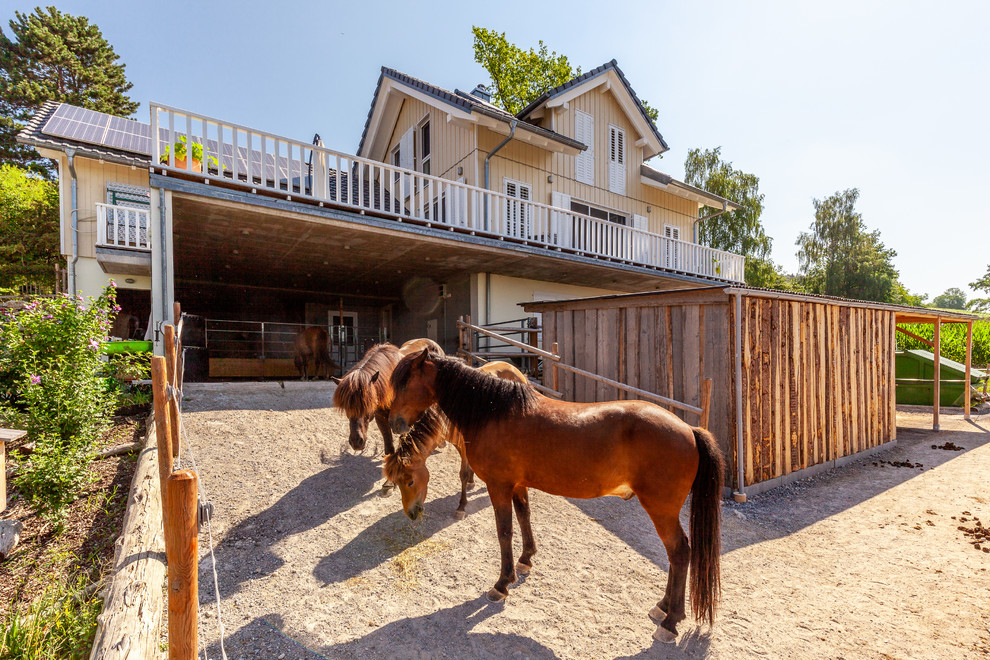 Landhaus mit Pferdestall Farmhouse Exterior Berlin by Fluck