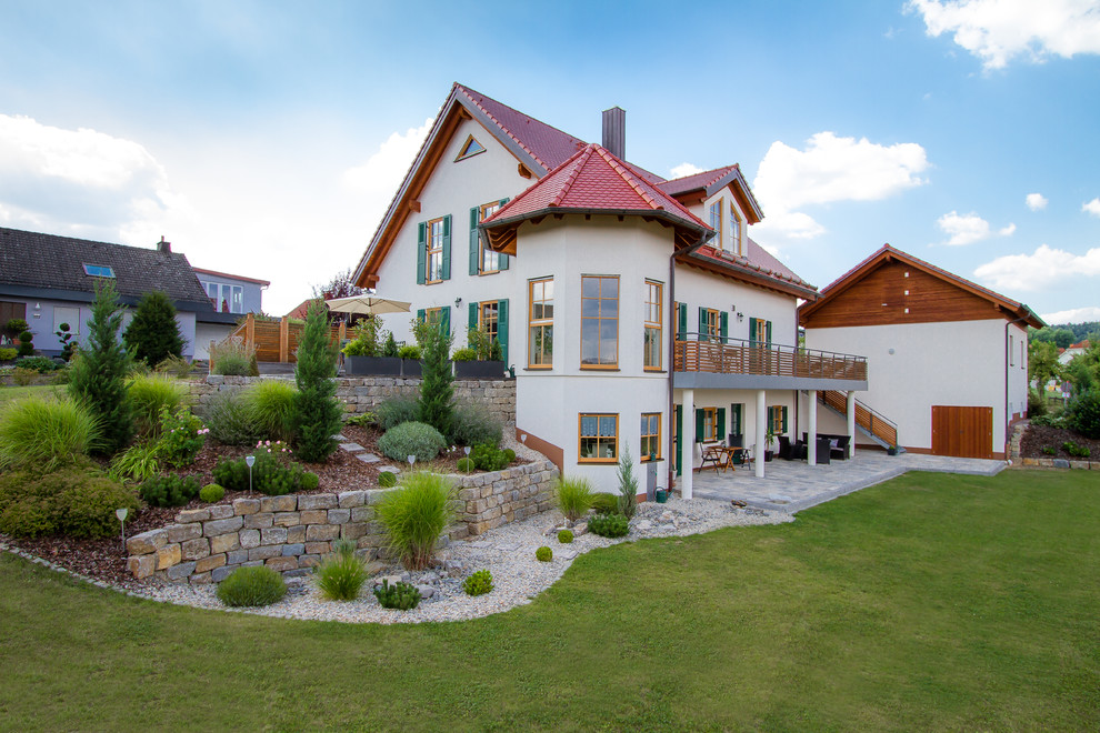 Zweistöckiges, Großes Country Einfamilienhaus mit Putzfassade, weißer Fassadenfarbe, Satteldach und Ziegeldach in Sonstige