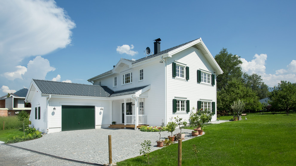 Immagine della facciata di una casa grande bianca country a due piani con tetto a capanna