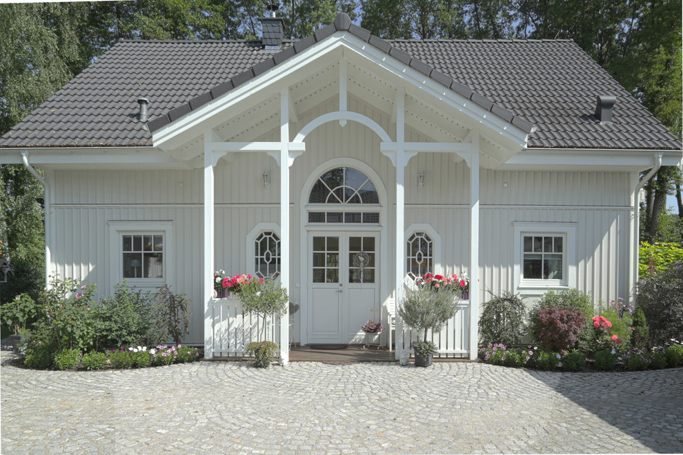 Exemple d'une façade de maison blanche nature à un étage avec un toit à deux pans.