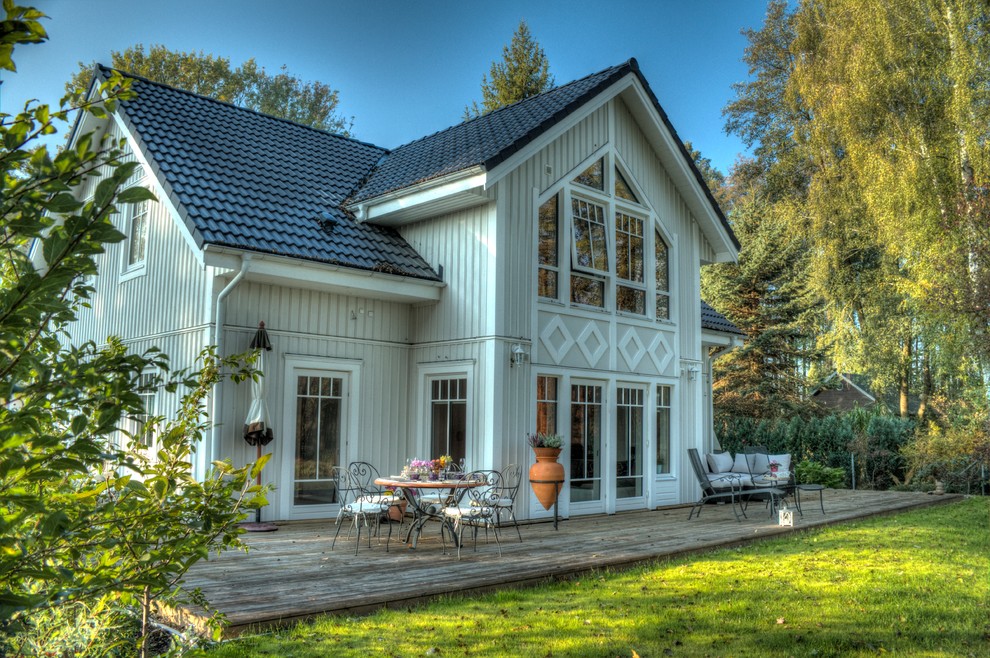 Modelo de fachada gris de estilo de casa de campo de tamaño medio de dos plantas con tejado a dos aguas