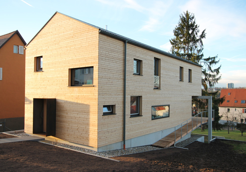 Zweistöckige, Mittelgroße Moderne Holzfassade Haus mit Satteldach und brauner Fassadenfarbe in Stuttgart