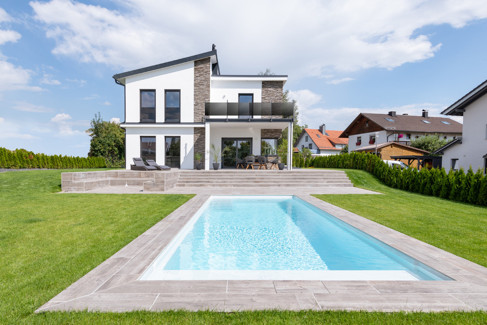 Geräumiges, Zweistöckiges Modernes Einfamilienhaus mit Putzfassade, weißer Fassadenfarbe und Pultdach in Nürnberg