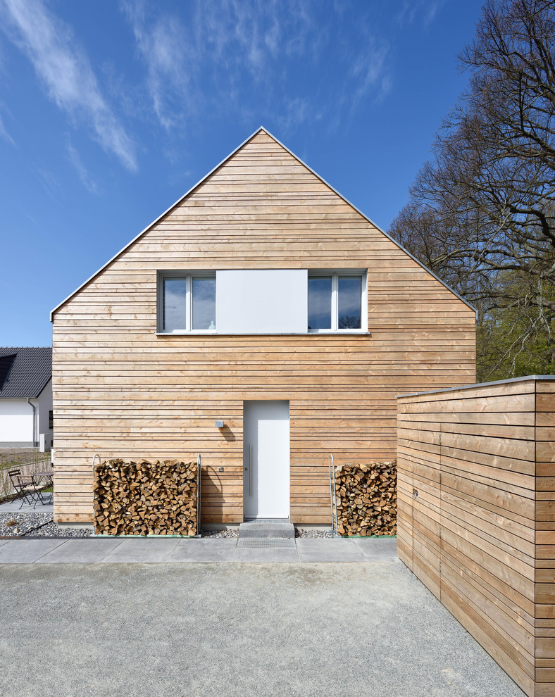 Источник вдохновения для домашнего уюта: двухэтажный, деревянный, коричневый частный загородный дом среднего размера в современном стиле с двускатной крышей