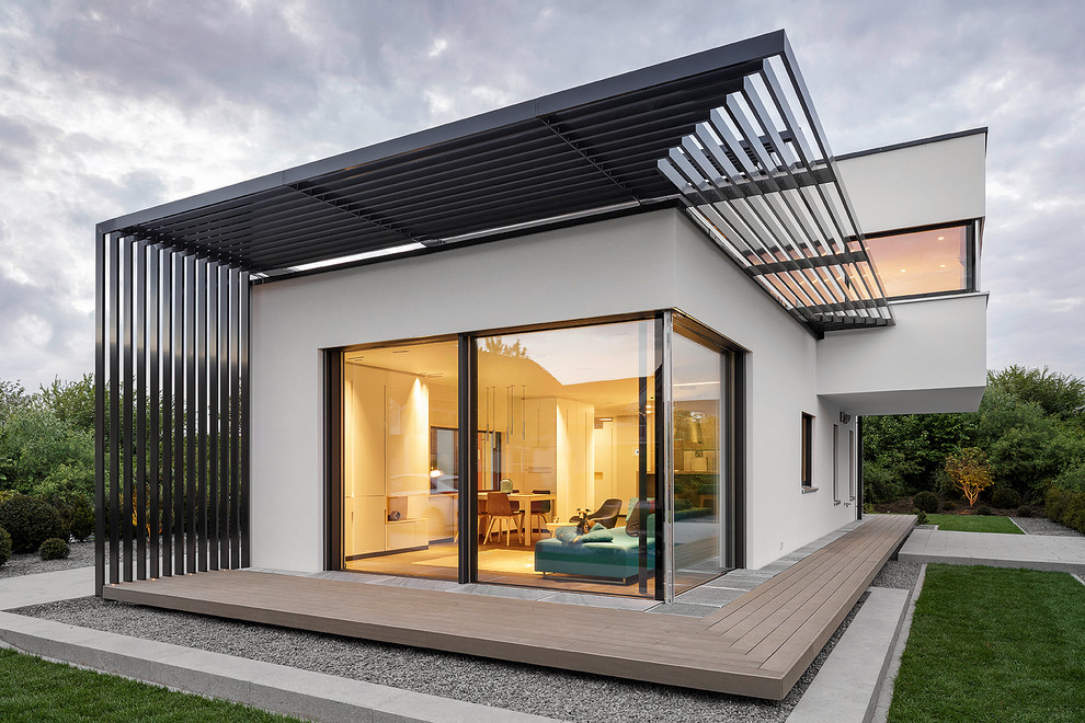 Photo of a white and medium sized contemporary two floor house exterior in Nuremberg with a flat roof.