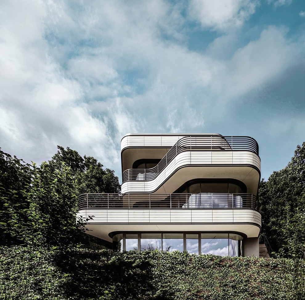 Mittelgroßes, Dreistöckiges Modernes Einfamilienhaus mit Mix-Fassade, weißer Fassadenfarbe und Flachdach in München