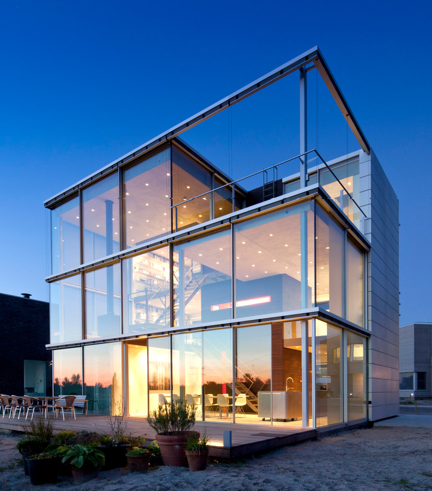 Стильный дизайн: большой, двухэтажный, белый частный загородный дом в стиле модернизм с облицовкой из цементной штукатурки и плоской крышей - последний тренд