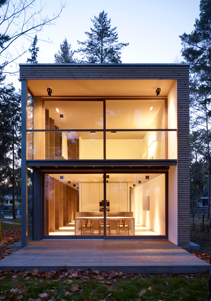Inspiration pour une façade de maison minimaliste de taille moyenne et à un étage avec un toit plat.