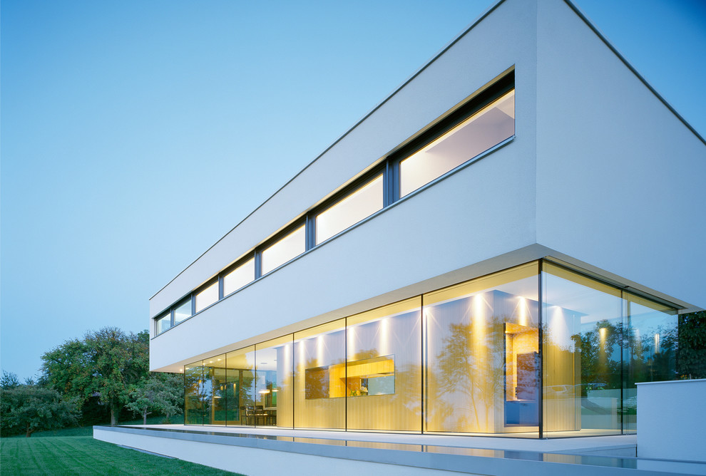 Photo of a white and large modern two floor house exterior in Stuttgart with a flat roof.