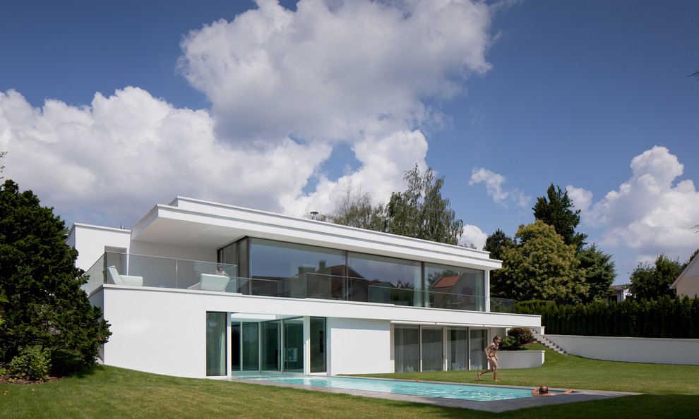 Ispirazione per la facciata di una casa grande bianca moderna a due piani con tetto piano