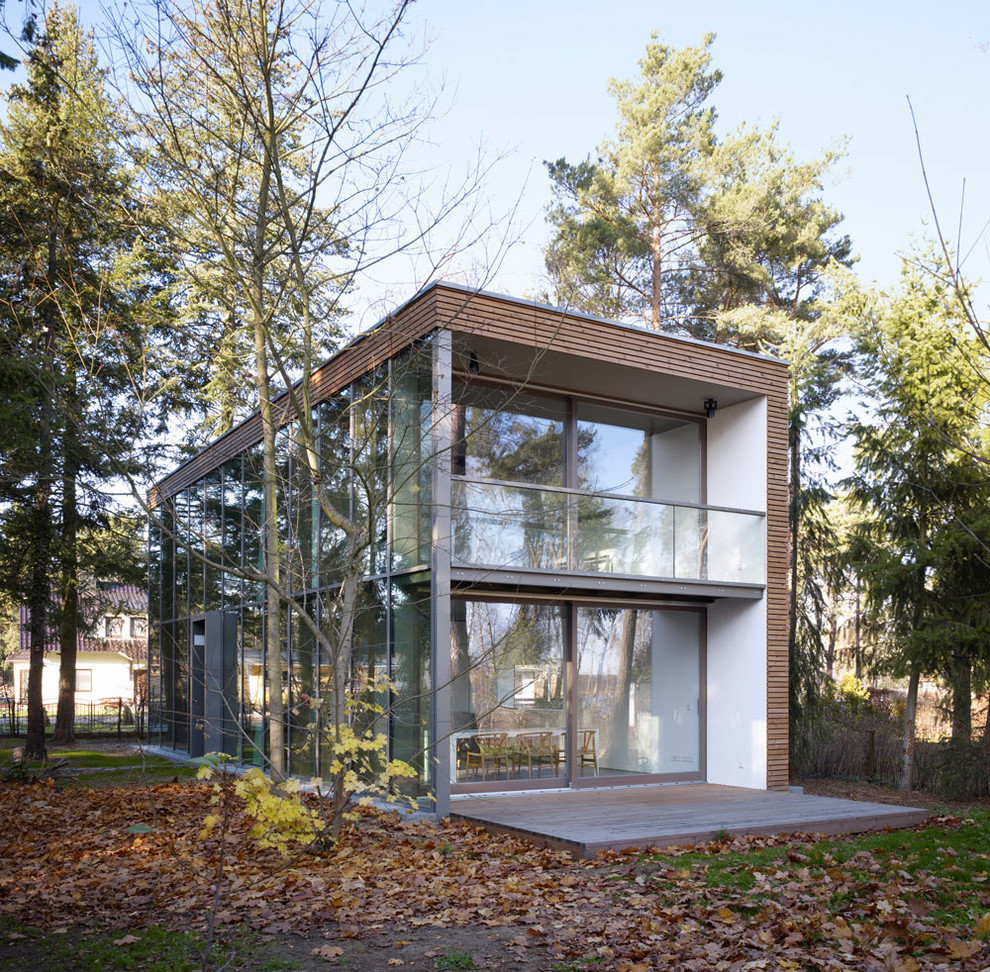 Zweistöckiges Modernes Haus mit Mix-Fassade und brauner Fassadenfarbe in Berlin