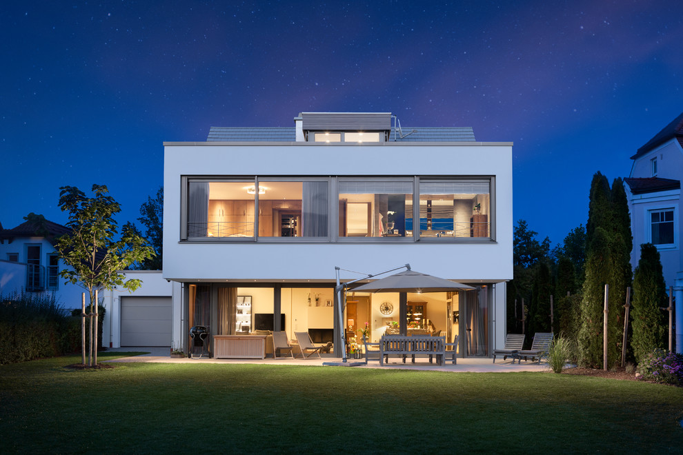 Mittelgroßes, Zweistöckiges Modernes Einfamilienhaus mit Putzfassade, weißer Fassadenfarbe, Flachdach und Schindeldach in Stuttgart