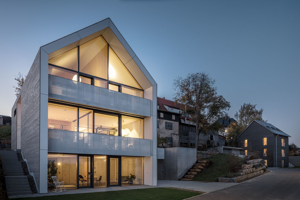 Dreistöckige Moderne Holzfassade Haus mit grauer Fassadenfarbe und Satteldach in Stuttgart
