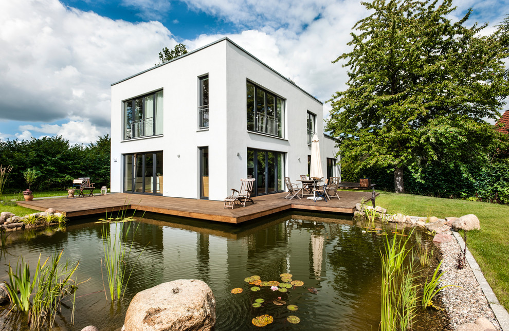 Mittelgroßes, Zweistöckiges Modernes Haus mit weißer Fassadenfarbe und Flachdach in Sonstige