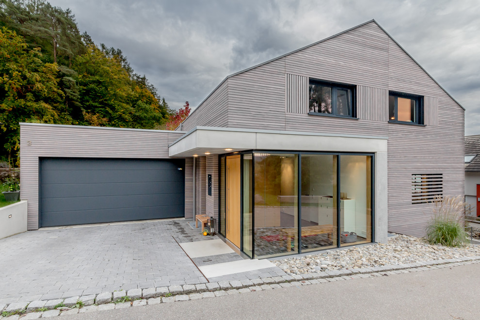 Идея дизайна: двухэтажный, деревянный, коричневый дом среднего размера в современном стиле с двускатной крышей