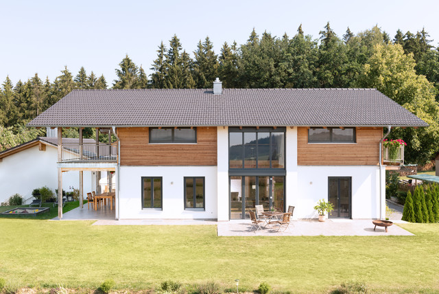 Modern-rustikales Einfamilienhaus am Waldrand - Country - House Exterior -  Nuremberg - by BAYERWALD® - Fenster Haustüren GmbH & Co. KG | Houzz IE