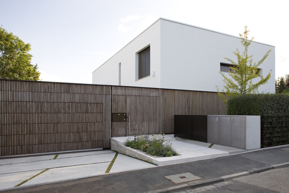 Diseño de fachada blanca contemporánea de tamaño medio de dos plantas con tejado plano y revestimientos combinados