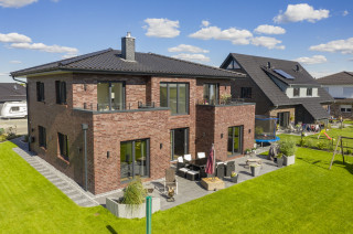 Moderne Stadtvilla mit Glasfassade über 2 Geschosse - Modern - Häuser