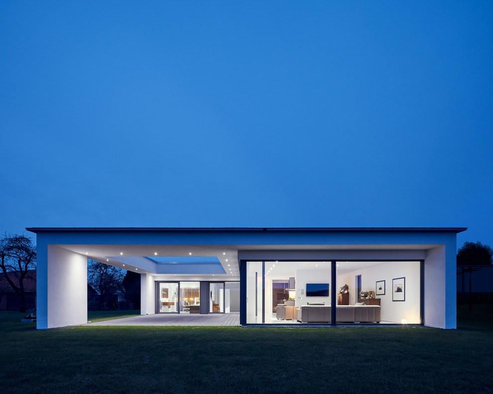 Einstöckiges Modernes Einfamilienhaus mit weißer Fassadenfarbe und Flachdach in Dortmund