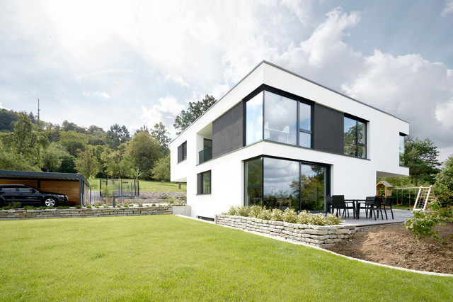 Modernes Haus mit Terrasse und Garten - Modern - Häuser ...