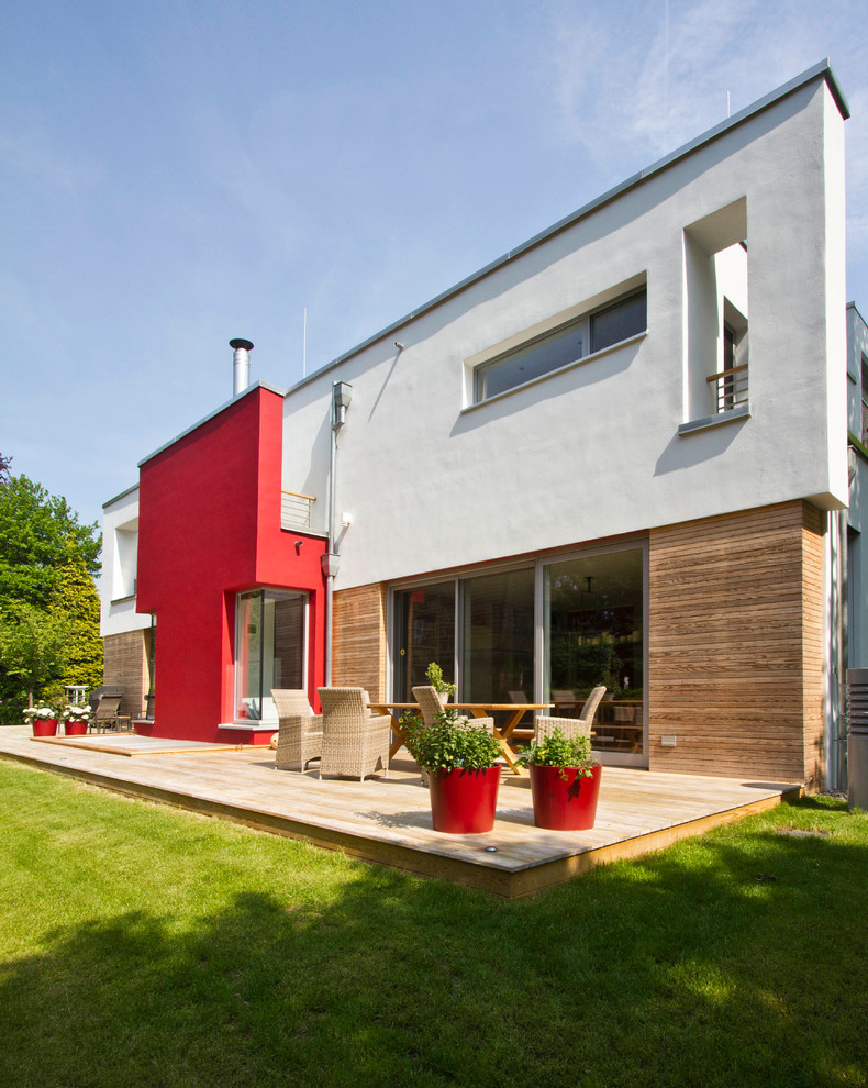 Свежая идея для дизайна: двухэтажный дом в стиле модернизм с комбинированной облицовкой и плоской крышей - отличное фото интерьера