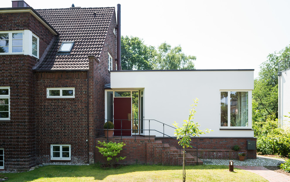 Modernes Haus mit Backsteinfassade, weißer Fassadenfarbe und Flachdach in Hamburg