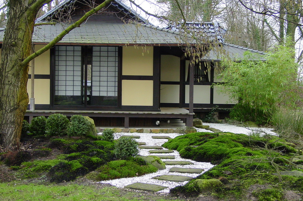 Свежая идея для дизайна: одноэтажный, бежевый дом среднего размера, в японском стиле в восточном стиле с вальмовой крышей и крышей из смешанных материалов - отличное фото интерьера