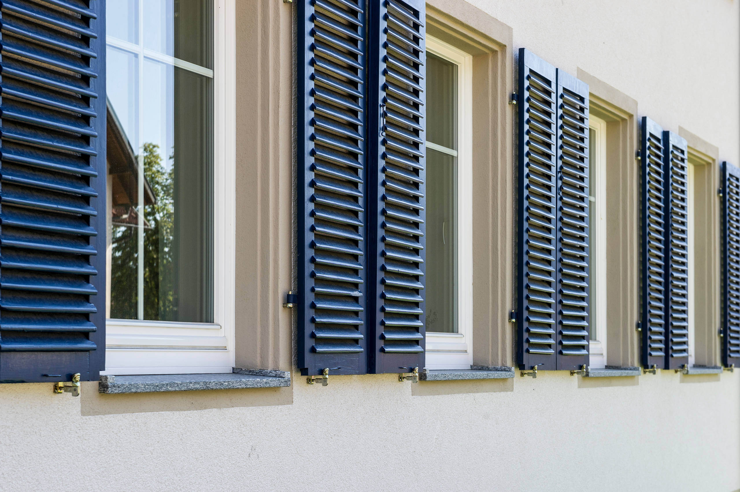 Mehr als Sonnenschutz: Fensterläden und Shutters nachrüsten