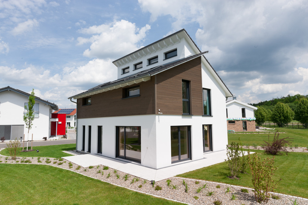 Geräumiges, Zweistöckiges Modernes Einfamilienhaus mit Pultdach, Ziegeldach, Putzfassade und weißer Fassadenfarbe in Sonstige