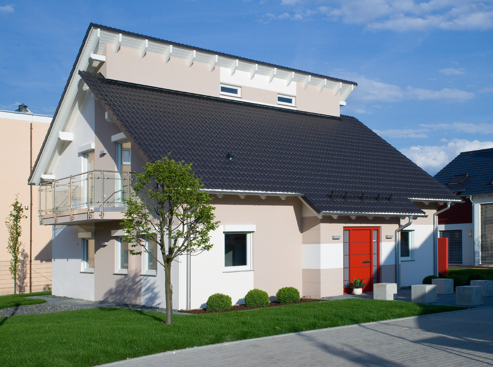 Modernes Haus mit beiger Fassadenfarbe und Pultdach in Nürnberg