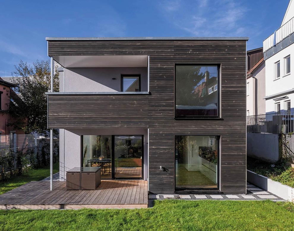 Zweistöckiges, Mittelgroßes Modernes Haus mit Flachdach und brauner Fassadenfarbe in Sonstige