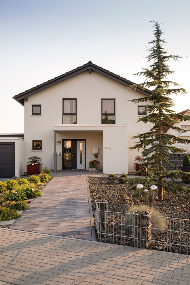 Zweistöckiges Modernes Einfamilienhaus mit weißer Fassadenfarbe, Satteldach und Ziegeldach in Sonstige