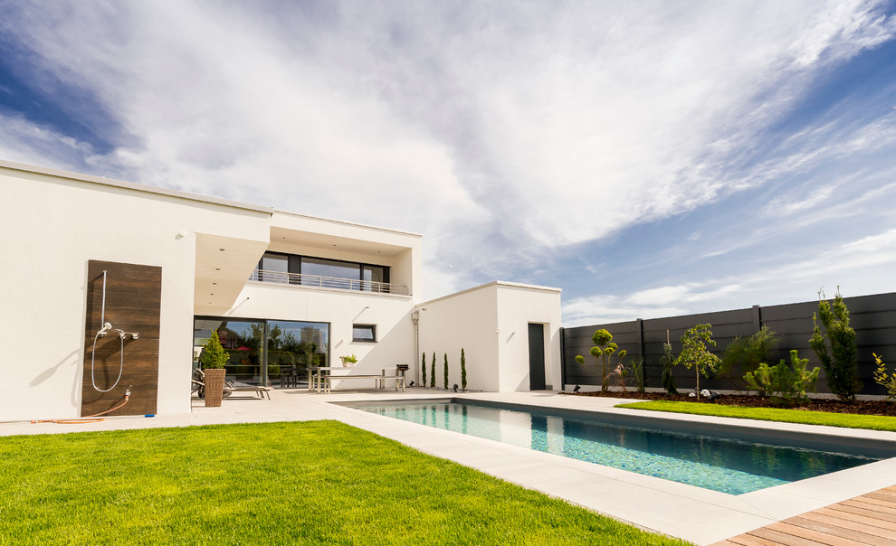 Großes, Zweistöckiges Modernes Haus mit weißer Fassadenfarbe und Flachdach in Sonstige