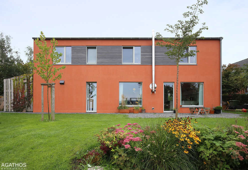Immagine della villa rossa contemporanea a due piani di medie dimensioni con rivestimenti misti e tetto a capanna