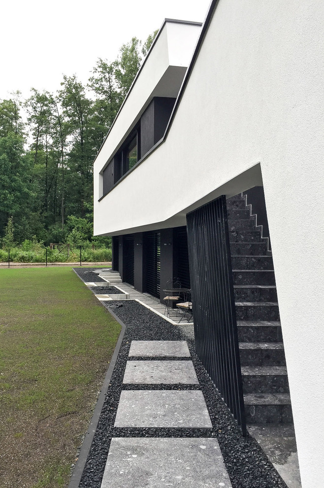 Ispirazione per la villa grande nera contemporanea a due piani con rivestimento in metallo, tetto piano e copertura verde