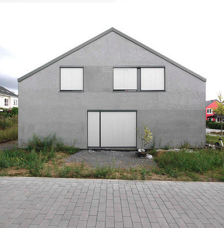 This is an example of a contemporary house exterior in Dusseldorf.