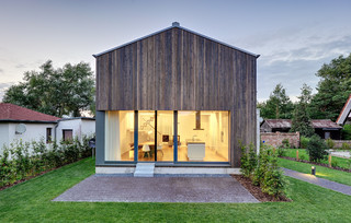 Neubau eines Ferienhauses mit Holzfassade und hellem Lichtband am Meer