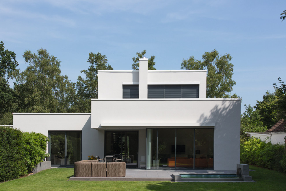 Mittelgroßes, Zweistöckiges Modernes Haus mit weißer Fassadenfarbe und Flachdach in Bremen