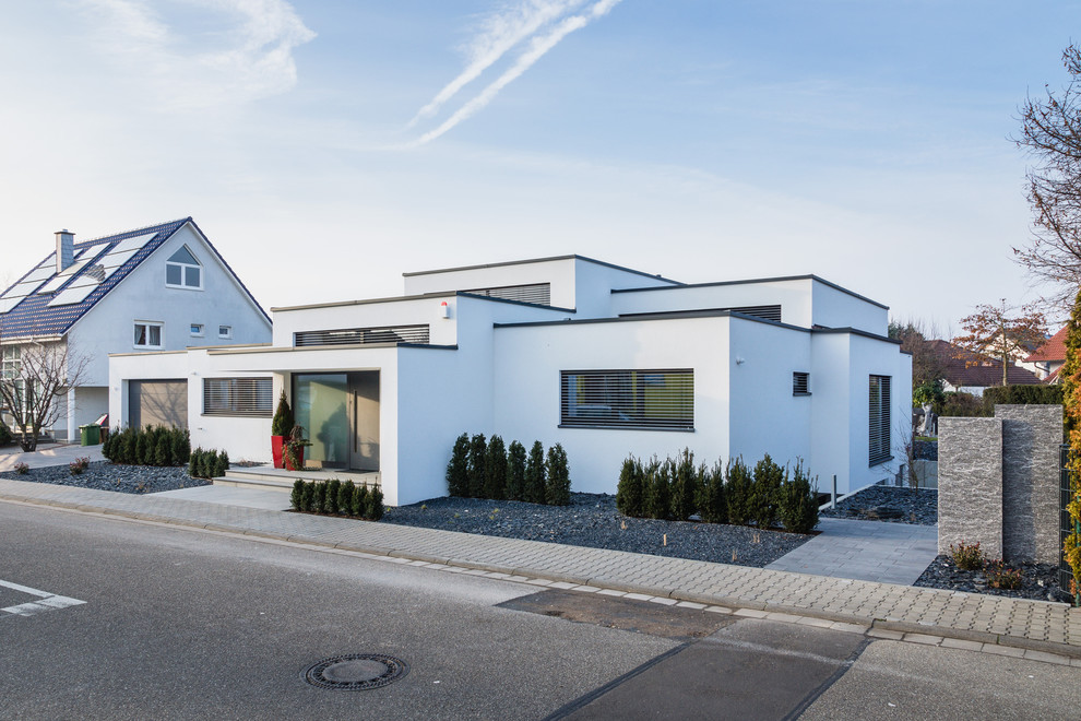 Inspiration for a large and white contemporary two floor render house exterior in Frankfurt.