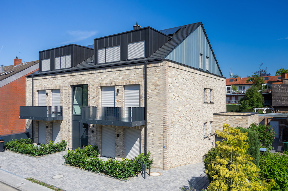 Mittelgroßes, Dreistöckiges Modernes Wohnung mit Backsteinfassade, beiger Fassadenfarbe, Satteldach und Ziegeldach in Dortmund