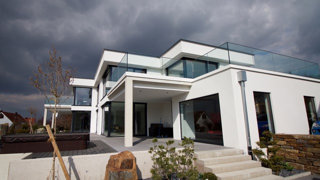 Neubau moderne Flachdachvilla in Weißenburg - Modern - Häuser